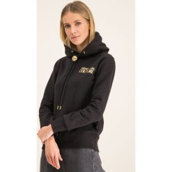 Bluza Versace Jeans Couture B6HVA778. Białe bluzy damskie Versace Jeans Couture, bez wzorów, z bawełny, bez rękawów, bez kaptura. W wyprzedaży za 859,00 zł.