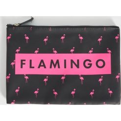 Kosmetyczka z napisem Flamingo - Czarny. Czarne kosmetyczki damskie Sinsay, z napisami. Za 14,99 zł.