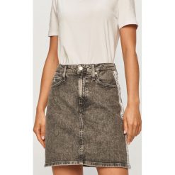 Calvin Klein Jeans - Spódnica jeansowa. Szare spódniczki damskie Calvin Klein Jeans, na co dzień, z aplikacjami, z elastanu, casualowe, z podwyższonym stanem, mini, proste. Za 349,90 zł.