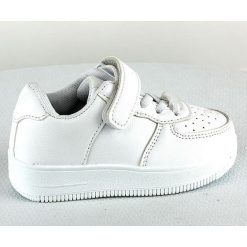 Sneakersy w kolorze białym. Białe trampki dziewczęce Rock & Joy, bez wzorów, z gumy, bez zapięcia. W wyprzedaży za 107,95 zł.