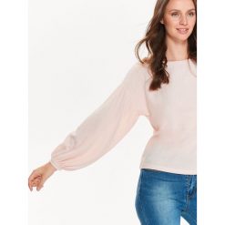 Sweter długi rękaw damski z bufiastymi rękawami. Różowe swetry damskie Top Secret, na zimę, bez wzorów, z dzianiny, eleganckie, z długim rękawem, długie, bez kaptura. W wyprzedaży za 29,99 zł.