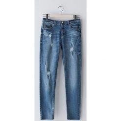 Jeansy skinny z przetarciami - Niebieski. Niebieskie jeansy damskie Sinsay. Za 69,99 zł.