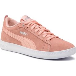 Sneakersy PUMA - Smash Wns V2 Sd 365313 14 Peach Bud/Silver/Puma White. Pomarańczowe półbuty damskie Puma, na co dzień, bez wzorów, z zamszu, bez obcasa, na płaskiej podeszwie, bez zapięcia. W wyprzedaży za 149,99 zł.