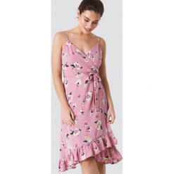 Trendyol Sukienka w kwiaty z falbanką - Multicolor. Szare sukienki damskie Trendyol, w paski, z poliesteru, z falbankami, bez rękawów, kopertowe. W wyprzedaży za 64,78 zł.