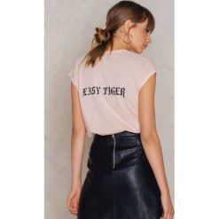 T-shirty damskie: Josefin Ekström for NA-KD T-shirt Easy Tiger – Pink