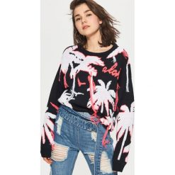 Swetry oversize damskie: Sweter oversize w palmy – Czarny
