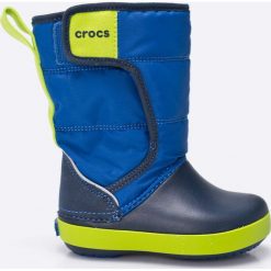 Crocs - Śniegowce dziecięce Lodge Point. Niebieskie śniegowce chłopięce Crocs, na zimę, bez zapięcia. W wyprzedaży za 199,90 zł.