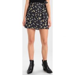 Fashion Union HOOK Spódnica z zakładką daisy. Czarne bez kategorii marki Fashion Union, z poliesteru, mini. Za 129,00 zł.