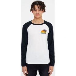 Koszulka z długim rękawem raglanowym 'Pacific Republic'. Czerwone koszulki męskie Pull&Bear, m, bez wzorów, bez kołnierzyka, z długim rękawem, długie. Za 39,90 zł.