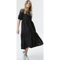 Czarna Sukienka Sonali. Czarne sukienki damskie Born2be, na co dzień, s, bez wzorów, z okrągłym kołnierzem, z krótkim rękawem, krótkie, midi, proste. Za 149,99 zł.