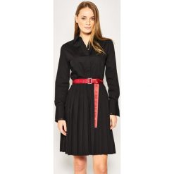 Sukienka koszulowa Karl Lagerfeld Logo Belt 201W1305. Białe sukienki damskie KARL LAGERFELD, na co dzień, bez wzorów, z bawełny, z koszulowym kołnierzykiem, bez rękawów, proste. Za 1249,00 zł.