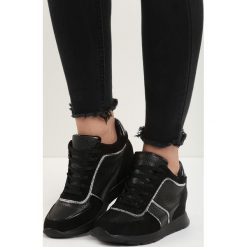 Czarne Sneakersy Hype. Czarne koturny damskie Born2be, z nadrukiem, sportowe. Za 99,99 zł.