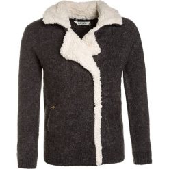 Kaporal AICHA Kardigan dark grey melanged. Szare swetry chłopięce marki Kaporal, z elastanu. W wyprzedaży za 216,75 zł.