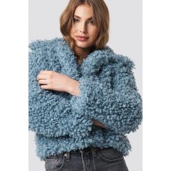 NA-KD Kurtka Curly Faux Fur - Blue. Niebieskie kurtki damskie NA-KD, z haftami, z materiału. Za 323,95 zł.