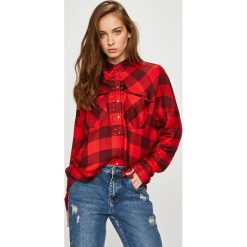 Guess Jeans - Koszula. Czerwone koszule damskie marki Guess Jeans, s, z aplikacjami, z wiskozy, casualowe, z długim rękawem. W wyprzedaży za 299,90 zł.