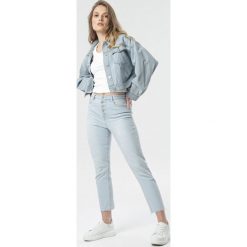 Jasnoniebieskie Jeansy Mom Fit Phrikharei. Niebieskie jeansy damskie Born2be, bez wzorów, z jeansu. W wyprzedaży za 94,99 zł.