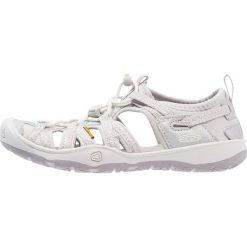 Keen MOXIE Sandały trekkingowe silver. Czerwone sandały chłopięce marki Keen, z materiału. Za 229,00 zł.