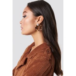 NA-KD Accessories Kolczyki Resin Ring - Brown. Brązowe kolczyki damskie NA-KD Accessories, złote, na sztyftcie. Za 40,95 zł.