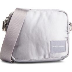 Torebka CALVIN KLEIN JEANS - Satin Camera Bag K40K400820 910. Szare torebki klasyczne damskie Calvin Klein Jeans, bez wzorów, z jeansu, bez dodatków. W wyprzedaży za 219,00 zł.