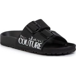 Klapki VERSACE JEANS COUTURE - E0VVBSQ4 71350 899. Czarne klapki damskie Versace Jeans Couture, bez wzorów, z jeansu, bez obcasa. Za 629,00 zł.
