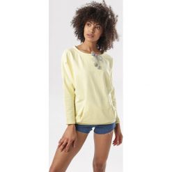 Żółta Bluza Ocevia. Żółte bluzy damskie Born2be, xl, bez wzorów, bez rękawów, bez kaptura. W wyprzedaży za 49,99 zł.