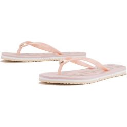 TOMMY HILFIGER FOOTBED FLAT BEACH > FW0FW04793-TJP. Klapki damskie TOMMY HILFIGER, w paski, z gumy, bez obcasa. W wyprzedaży za 99,99 zł.