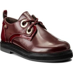 Półbuty TWINSET - Stringata CA7TFS Bic.Bordeaux/Rubino 01661. Czerwone półbuty damskie marki Twinset, na co dzień, z aplikacjami, ze skóry, bez obcasa, na obcasie, bez zapięcia. W wyprzedaży za 619,00 zł.