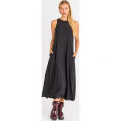 SUKIENKA USSEL Max Mara Leisure. Czarne sukienki damskie Max Mara Leisure, na imprezę, s, z aplikacjami, z materiału, bez kołnierzyka, bez rękawów. Za 509,40 zł.