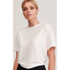 T-shirt z lyocellu - Kremowy. Białe t-shirty damskie Reserved, s, bez wzorów, z lyocellu, bez kołnierzyka. Za 59,99 zł.