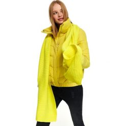 Krótka pikowana kurtka ze stójką. Żółte kurtki damskie Top Secret, na zimę, bez wzorów, eleganckie, krótkie, bez kaptura. W wyprzedaży za 79,99 zł.