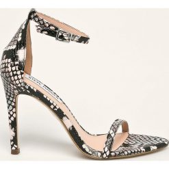 Steve Madden - Sandały skórzane Abby. Sandały damskie Steve Madden, bez wzorów, ze skóry, bez obcasa, na obcasie, na klamry. Za 389,90 zł.