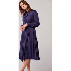 Sukienka Laura Soie granatowa 32 niebieski. Niebieskie sukienki damskie Marie Zélie, na imprezę, s, w paski, z jedwabiu, eleganckie, bez kołnierzyka, z długim rękawem, długie, maxi. Za 647,00 zł.