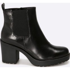 Vagabond - Botki Grace. Czarne buty zimowe damskie marki Vagabond, z materiału, z okrągłym noskiem. W wyprzedaży za 299,90 zł.