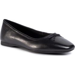 Baleriny VAGABOND - Maddie 4904-201-20 Black. Czarne baleriny damskie Vagabond, na co dzień, bez wzorów, ze skóry, bez obcasa, na obcasie, bez zapięcia. Za 339,00 zł.