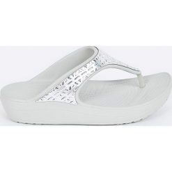 Crocs - Japonki. Szare klapki damskie marki Crocs, bez wzorów, z gumy, bez obcasa, na płaskiej podeszwie. W wyprzedaży za 139,90 zł.
