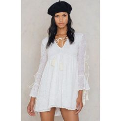 Sukienki: Glamorous Sukienka z rozszerzanymi rękawami – White