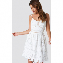 NA-KD Boho Koronkowa sukienka na ramiączkach - White. Białe sukienki boho marki NA-KD Boho, na imprezę, w koronkowe wzory, z koronki, na ramiączkach, mini. Za 242,95 zł.