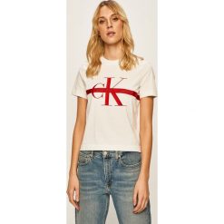 Calvin Klein Jeans - T-shirt. Białe bluzki damskie Calvin Klein Jeans, s, z aplikacjami, z bawełny, z okrągłym kołnierzem, z krótkim rękawem. Za 229,90 zł.