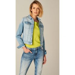 Krótka jeansowa kurtka - Niebieski. Niebieskie kurtki damskie Mohito, bez wzorów, z jeansu, krótkie, bez kaptura. Za 129,99 zł.