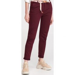 Spodnie chino z paskiem - Bordowy. Spodnie damskie Reserved. Za 89,99 zł.
