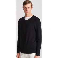 Sweter z dekoltem w serek - Czarny. Czarne swetry damskie Reserved, s, bez wzorów, z dekoltem w serek, bez kaptura. Za 99,99 zł.