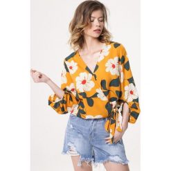 Żółta Bluzka Dahlia. Żółte bluzki damskie Born2be, xl, w kwiaty, bez kołnierzyka, z długim rękawem. Za 49,99 zł.