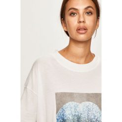 Noisy May - T-shirt. Białe bluzki damskie Noisy May, s, z nadrukiem, z bawełny, casualowe, z okrągłym kołnierzem, z krótkim rękawem. W wyprzedaży za 59,90 zł.