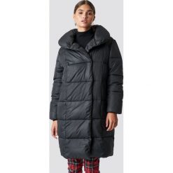 NA-KD Trend Kurtka watowana z szerokim kołnierzem - Black. Czarne kurtki damskie marki NA-KD Trend, bez wzorów, z materiału, długie, bez kaptura. Za 283,95 zł.