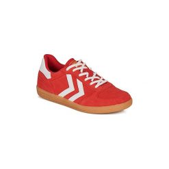 Buty Dziecko Hummel VICTORY SUEDE JR. Czerwone trampki dziewczęce Hummel, bez wzorów, bez zapięcia. Za 269,00 zł.