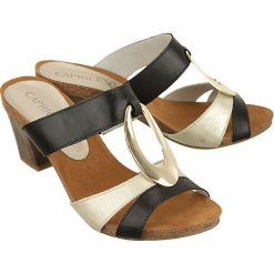 CAPRICE 27210-20 black/lt gold, klapki damskie. Czarne klapki damskie Caprice, bez wzorów, z gumy, bez obcasa, na obcasie. Za 229,90 zł.