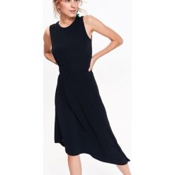 DZIANINOWA SUKIENKA ASYMETRYCZNA Z MARSZCZENIEM W PASIE. Czarne sukienki damskie dzianinowe marki Top Secret, na jesień, eleganckie, z asymetrycznym kołnierzem, asymetryczne. W wyprzedaży za 39,99 zł.