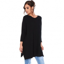 Sweter "Lacy" w kolorze czarnym. Czarne swetry klasyczne damskie marki Cosy Winter, s, ze splotem, z asymetrycznym kołnierzem. W wyprzedaży za 181,95 zł.