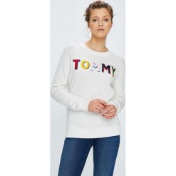 Tommy Hilfiger - Sweter. Szare swetry klasyczne damskie TOMMY HILFIGER, l, z bawełny, z okrągłym kołnierzem. W wyprzedaży za 429,90 zł.