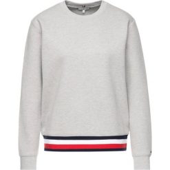Bluza TOMMY HILFIGER Kitty WW0WW26172. Szare bluzy damskie TOMMY HILFIGER, l, bez wzorów, z bawełny, bez rękawów, bez kaptura. W wyprzedaży za 229,00 zł.